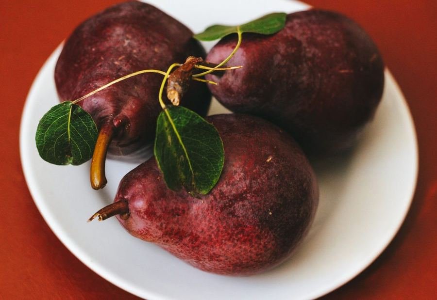 Poires pochées au vin épicé